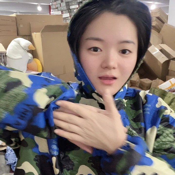 蓝色迷彩罩衣。  发1