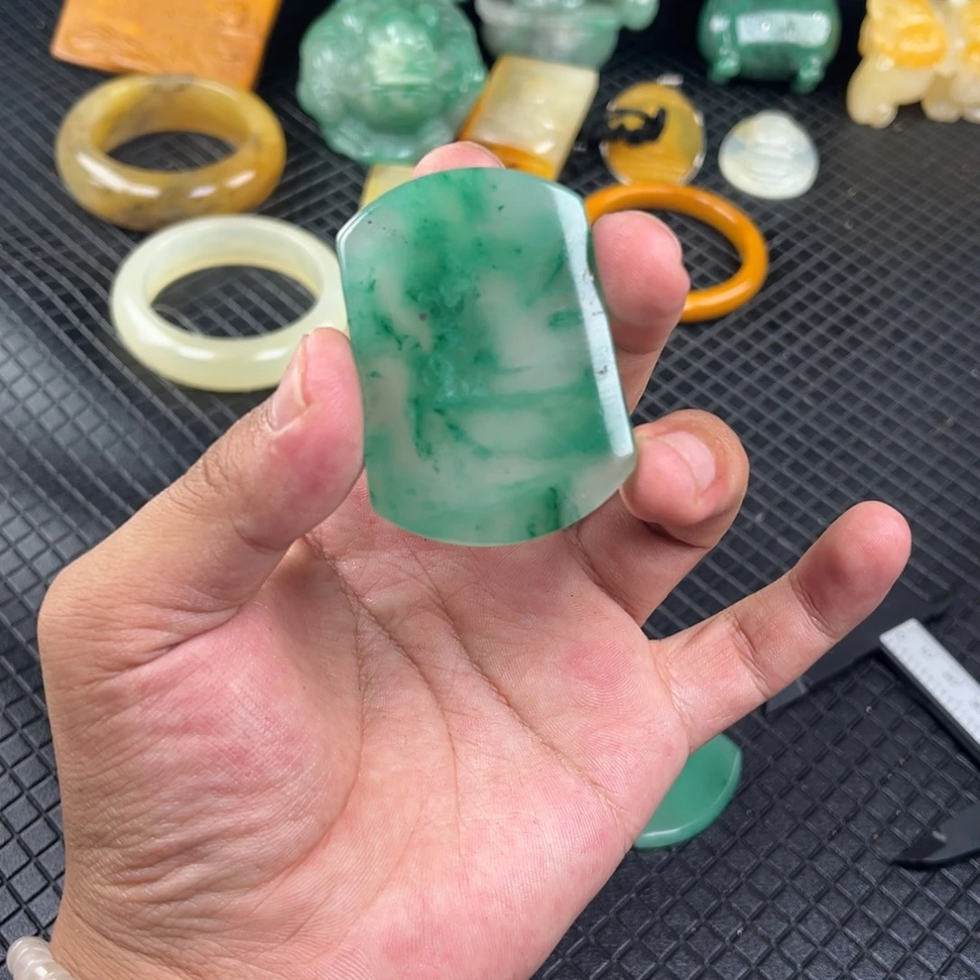 梦***.石英质玉(非洲翠)未镶嵌摆件