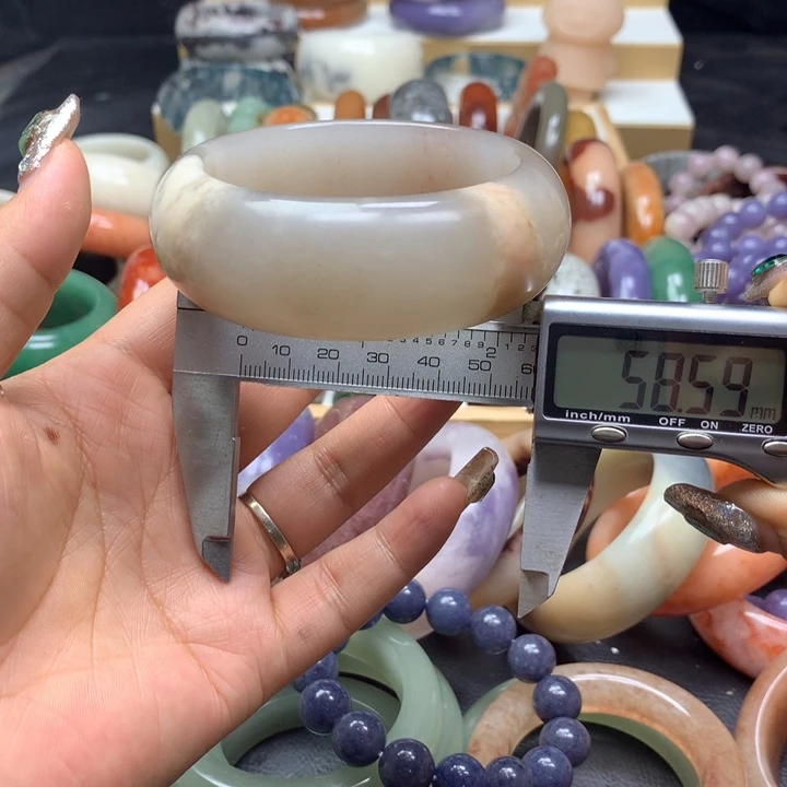 未镶嵌手镯石英质玉