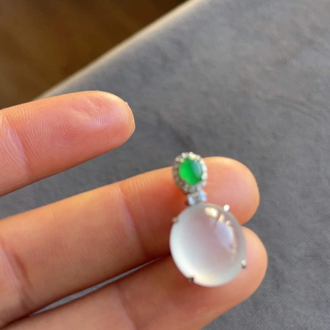 翡翠18K金镶嵌颈饰蛋面