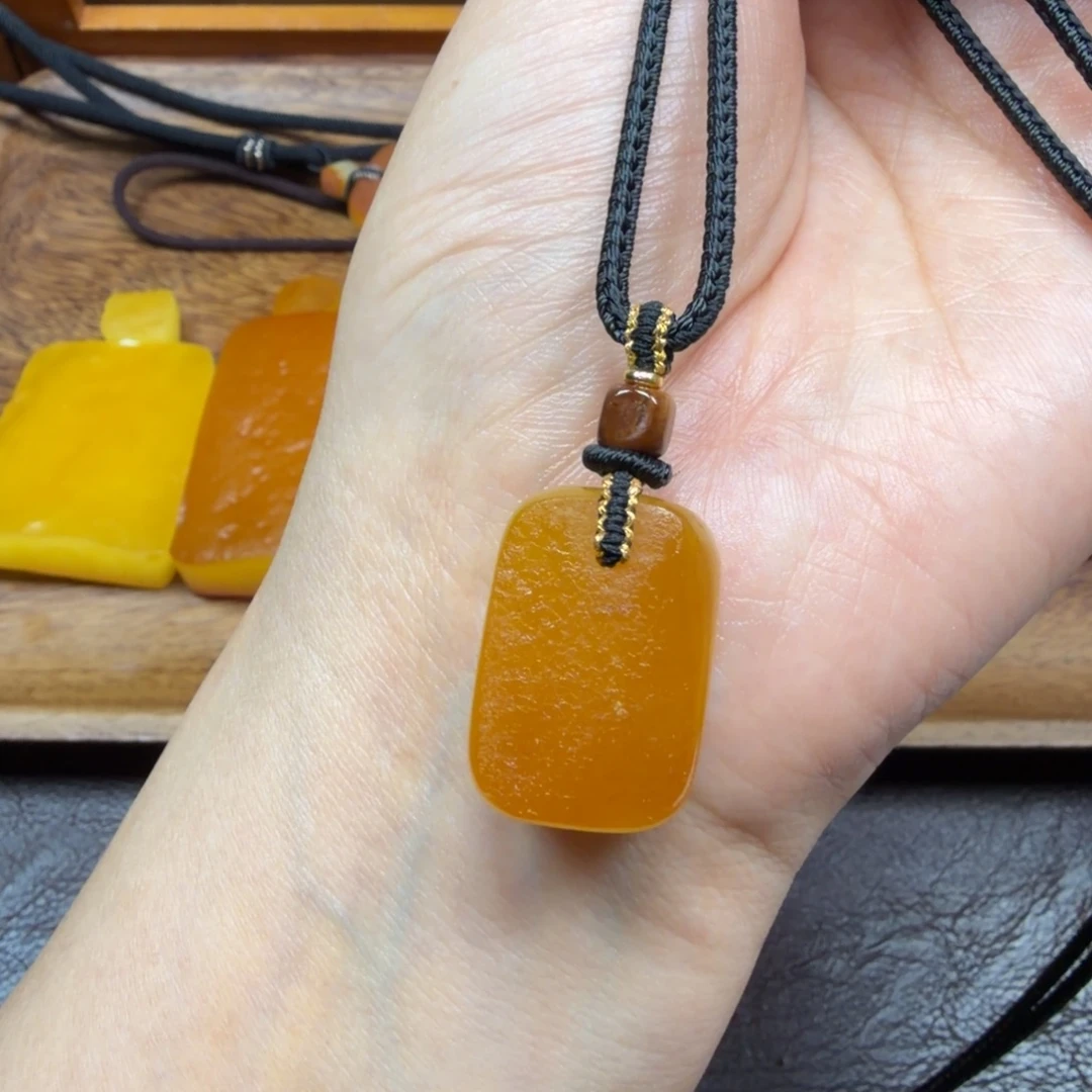 琥珀未镶嵌吊坠(赠链)