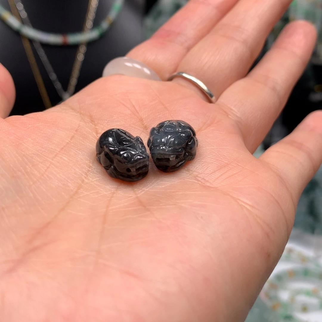 翡翠颈饰未镶嵌大*?乌鸡貔貅一对