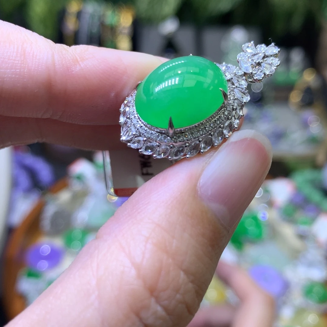 颈饰18K金镶嵌翡翠