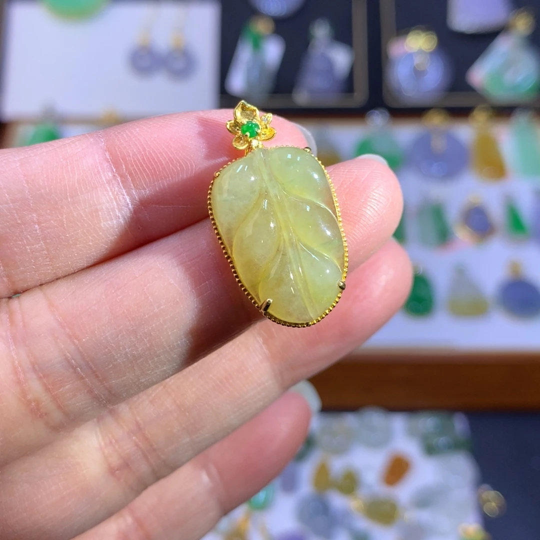 翡翠18K金镶嵌颈饰