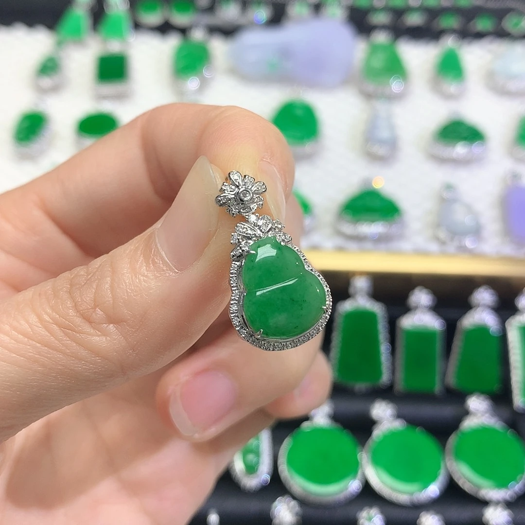 颈饰18K金镶嵌翡翠吊坠