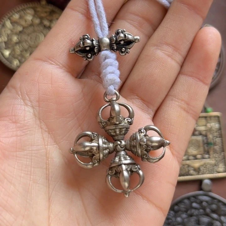 颈饰琉璃世***者喜欢的朋友