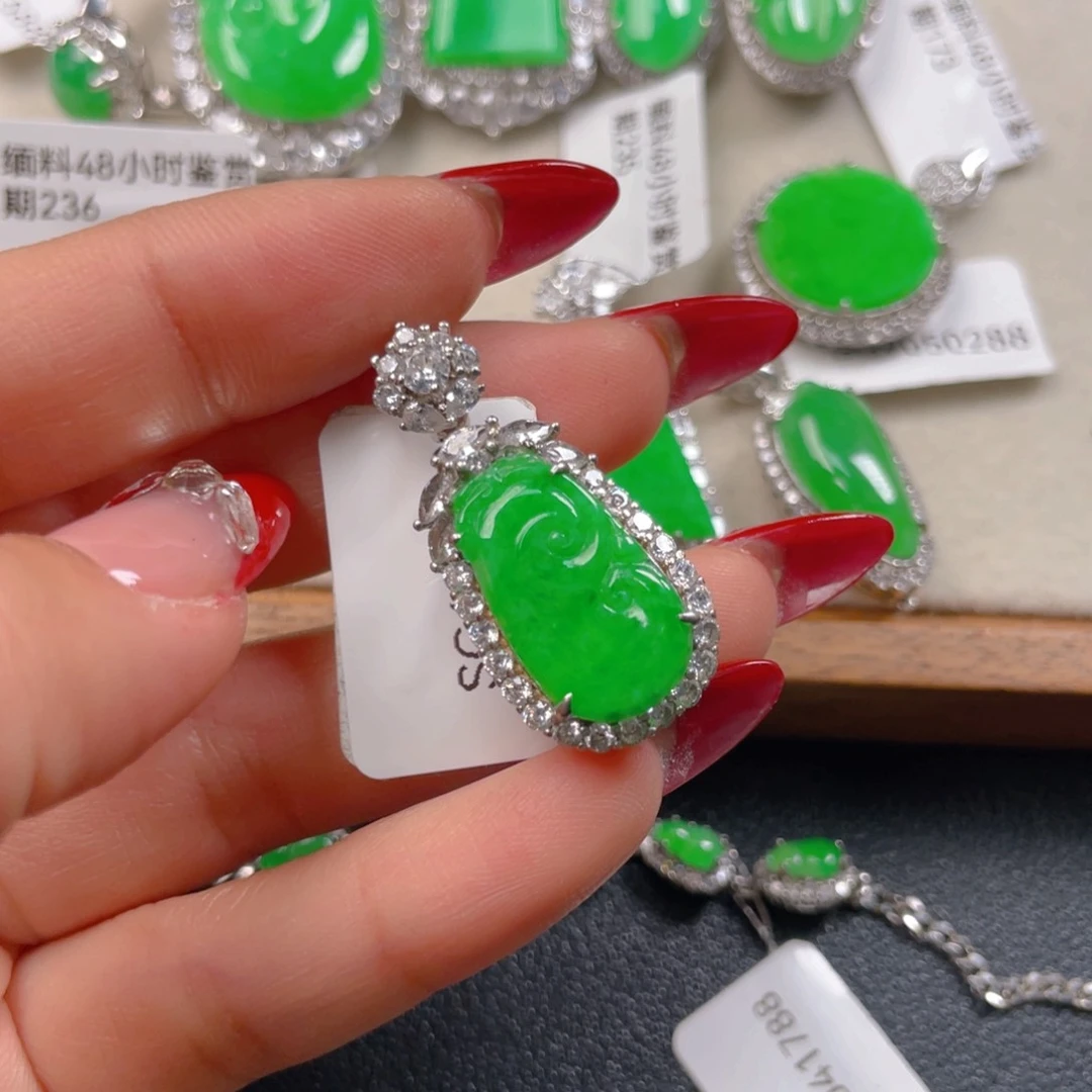 翡翠银S925镶嵌颈饰翡翠