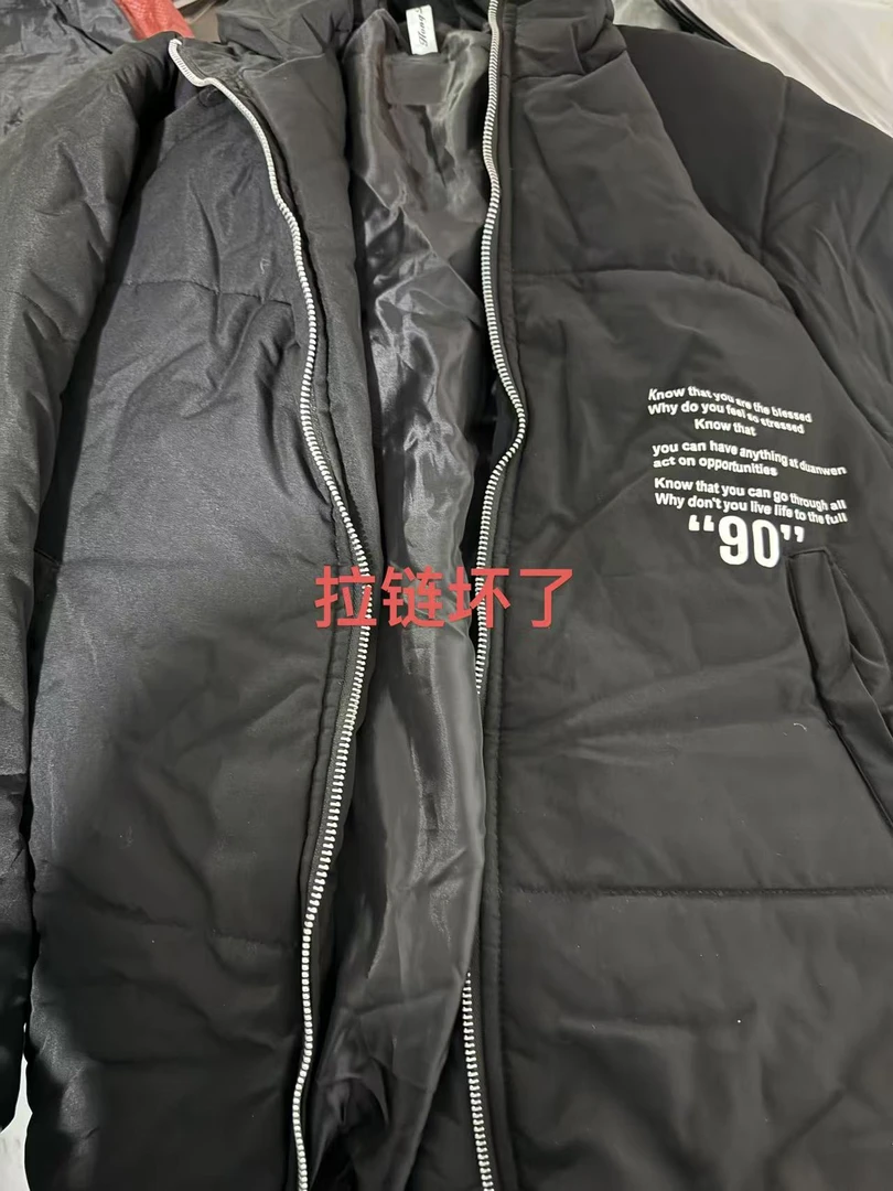 B27-4黑色“90数字”小字母棉服外套（有瑕疵）