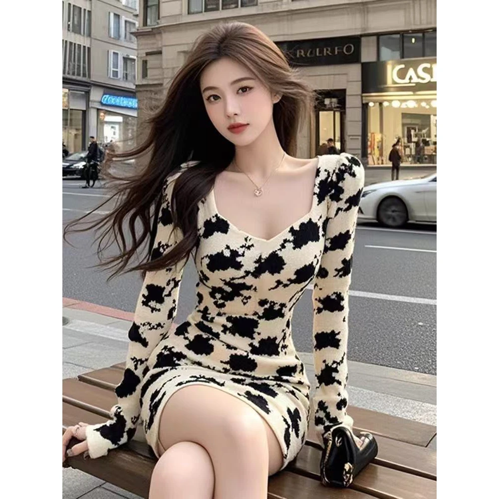 复古气质别致印花方领长袖连衣裙女2025春季新款修身显瘦包臀短裙