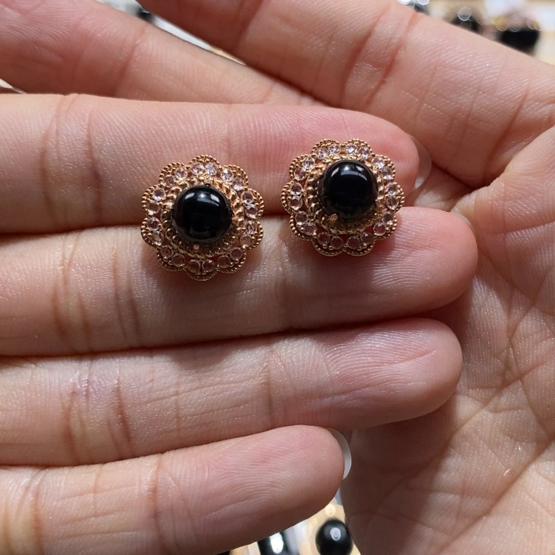 18K金镶嵌翡翠耳饰墨翠