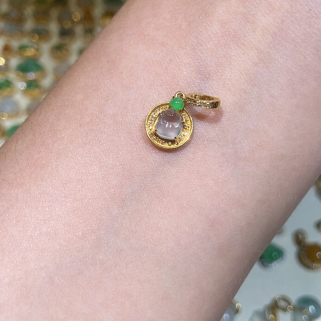 呱***唧翡翠18K金镶嵌颈饰1111