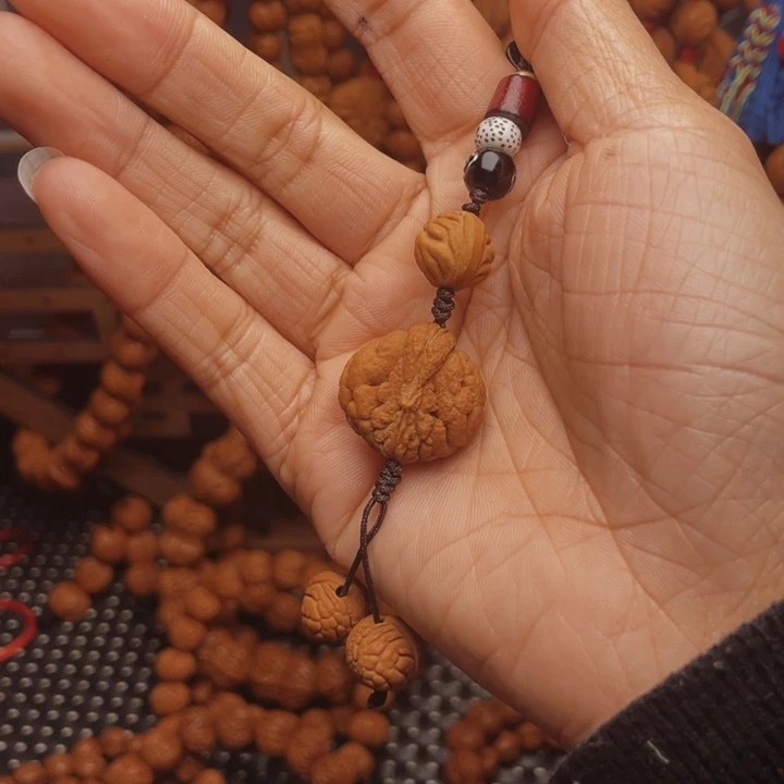 木质类龙纹桃枭挂件