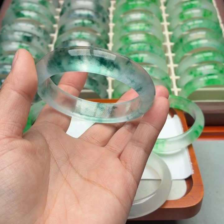 叶***子石英质玉未镶嵌手镯