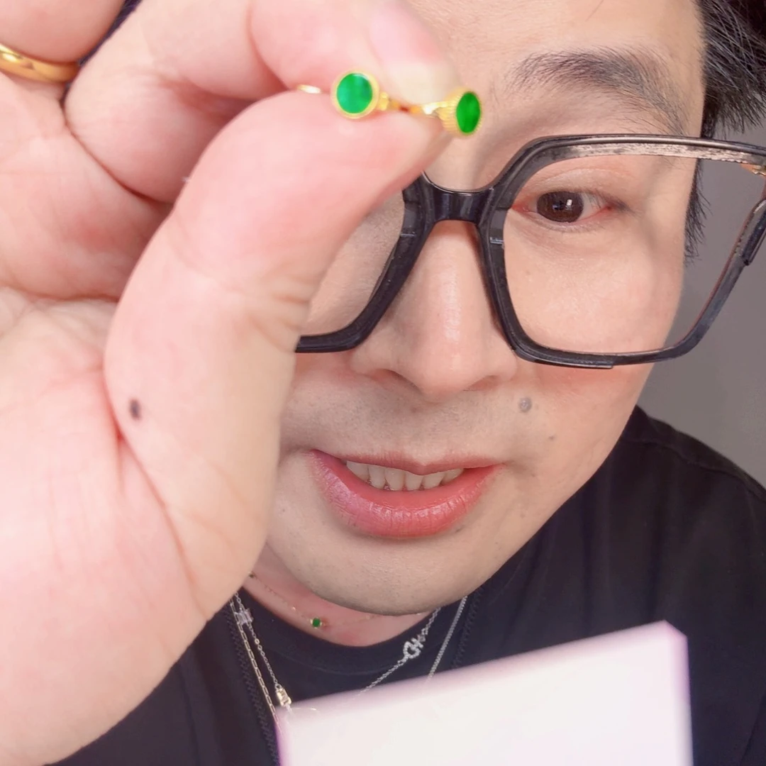 翡翠未镶嵌颈饰一对