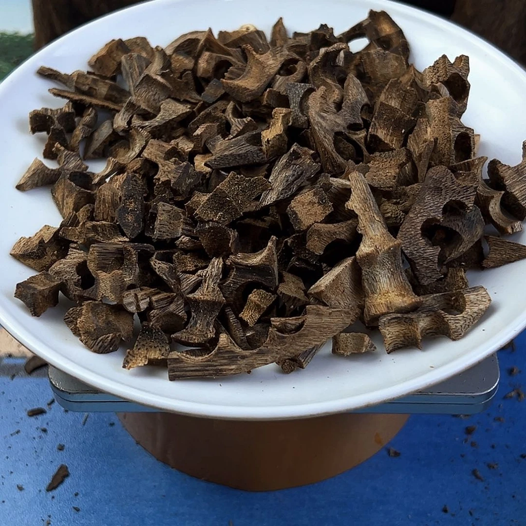 香料绿奇楠蓝宝石块料50克