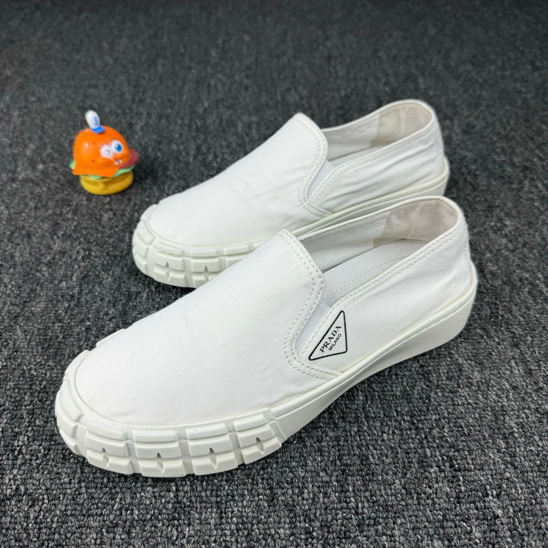 95新 Prada/普拉达 款式：Prada普拉达白色帆布鞋 尺码：37 HB557