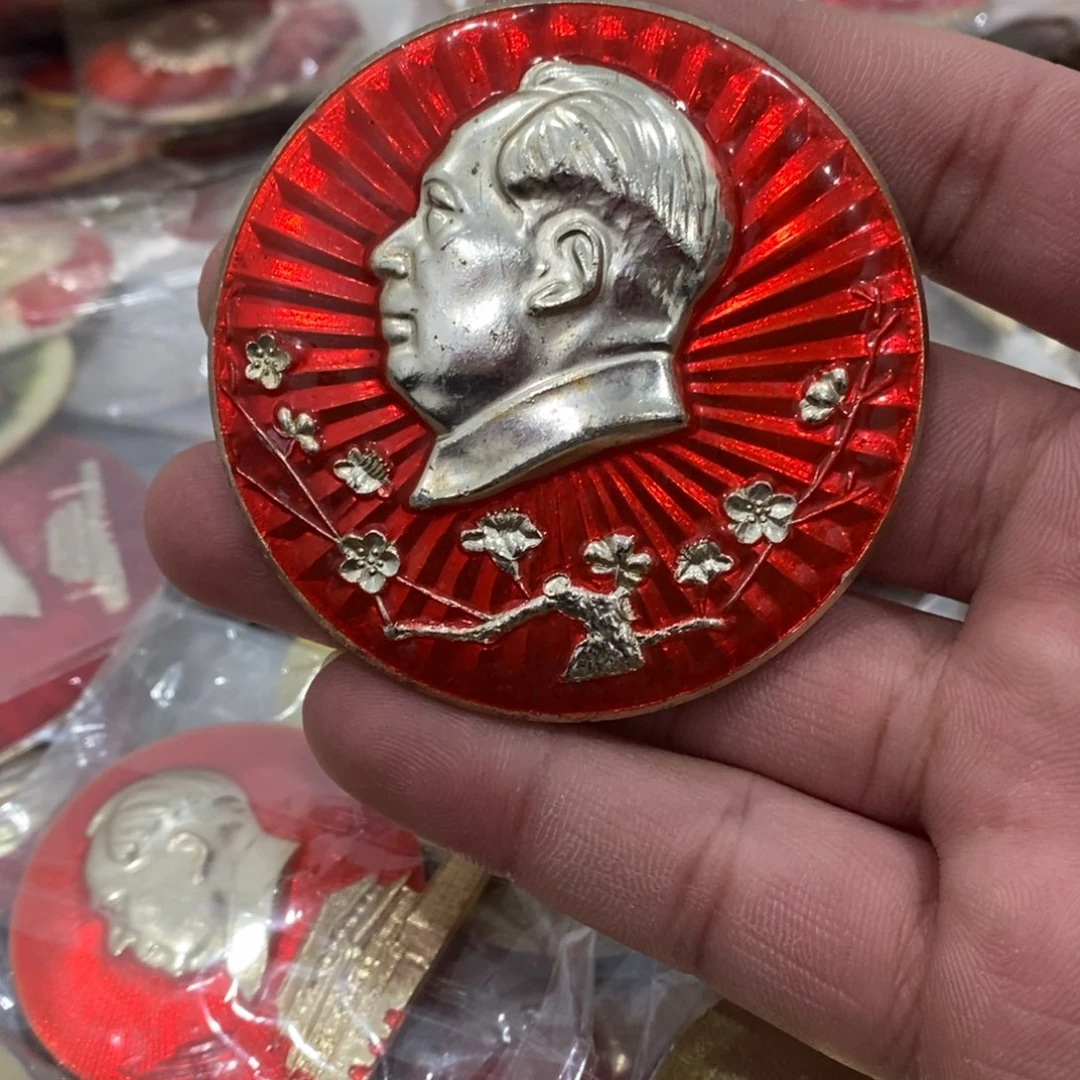 铝红色纪念章梅花欢喜满天雪