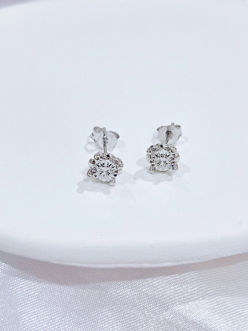 尚晶品珠宝铂金花颜悦色经典四爪仿钻花苞耳钉显大50分耳饰PT950