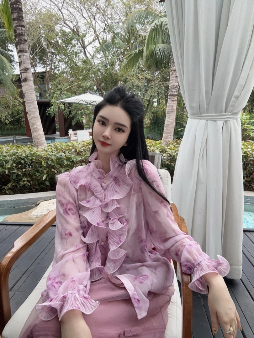 DL乐乐家【海帝花园】气质时尚显瘦紫色花瓣印花设计感长袖上衣