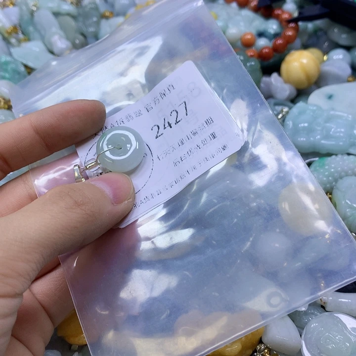 翡翠足银镀金镶嵌颈饰翡翠