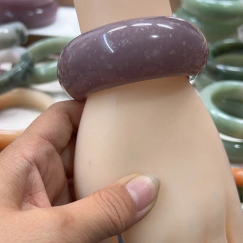 小****石英岩玉未镶嵌手镯