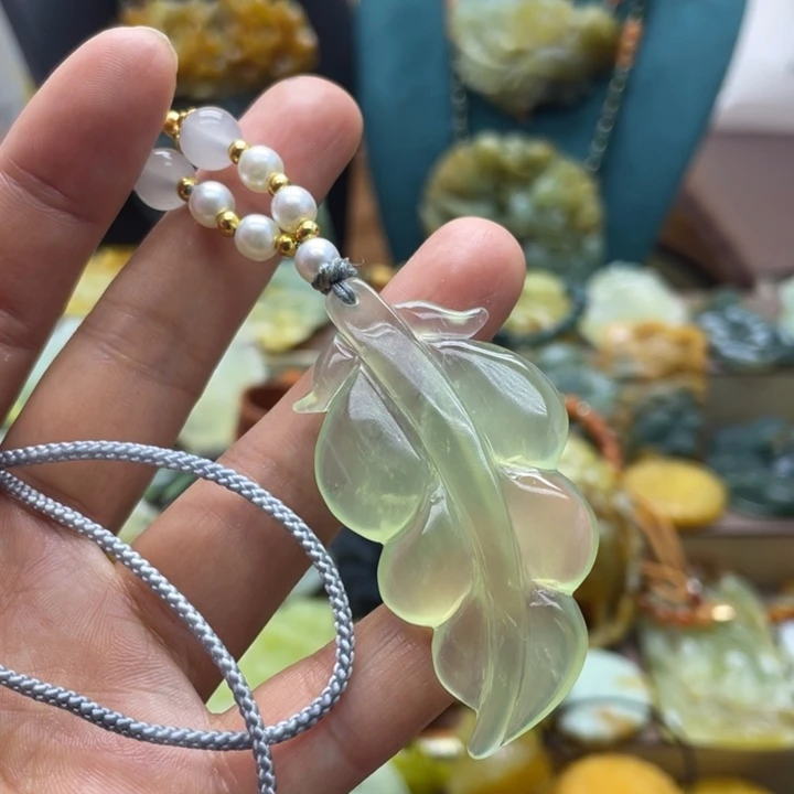 蛇纹石玉未镶嵌颈饰