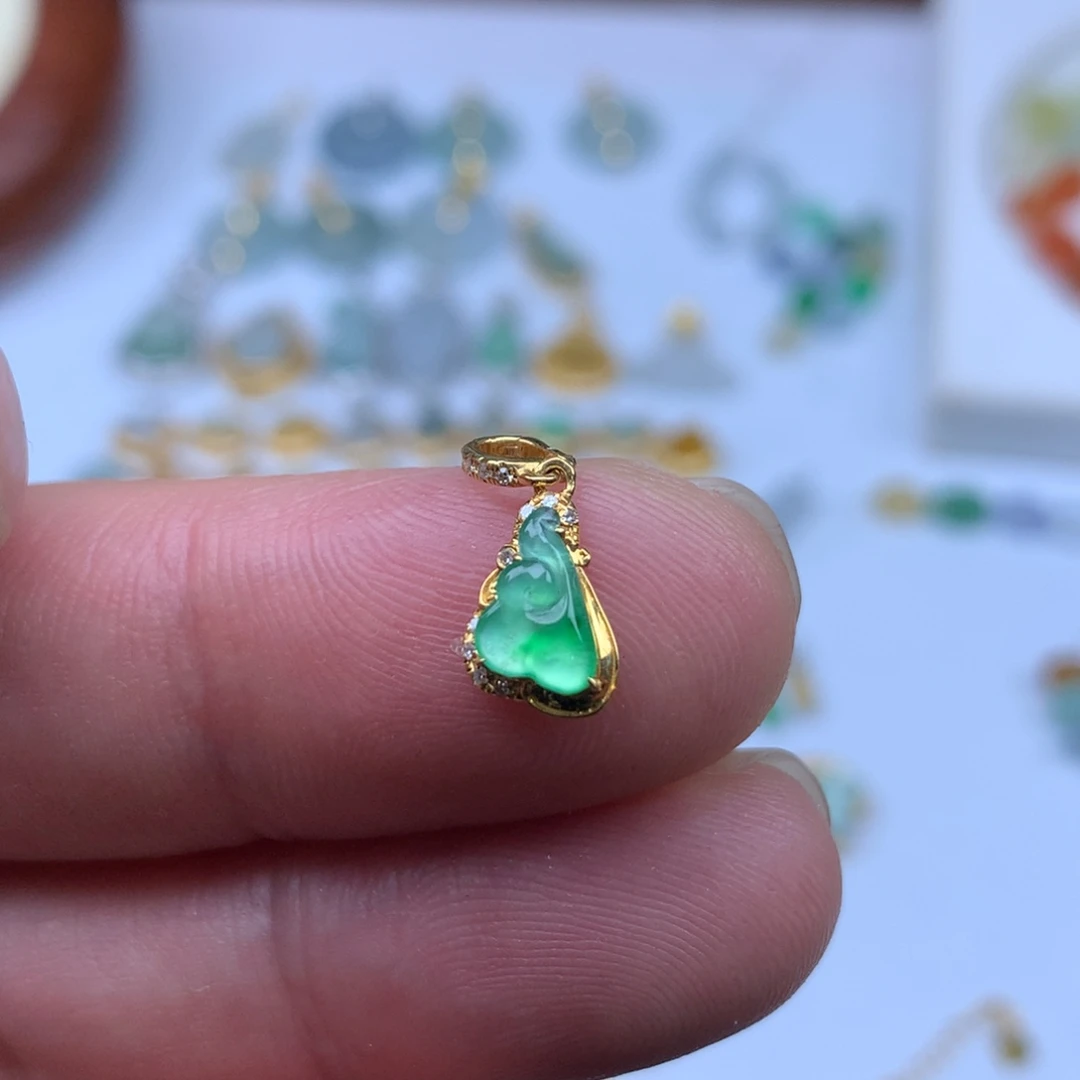 翡翠18K金镶嵌颈饰如意