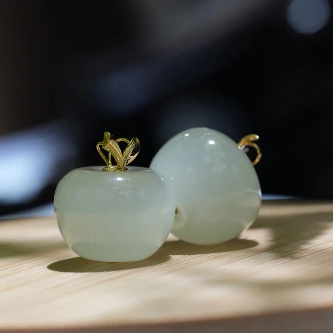 070153WM和田玉青海料18K金镶嵌苹果吊坠规格16*16.1多样性发其一