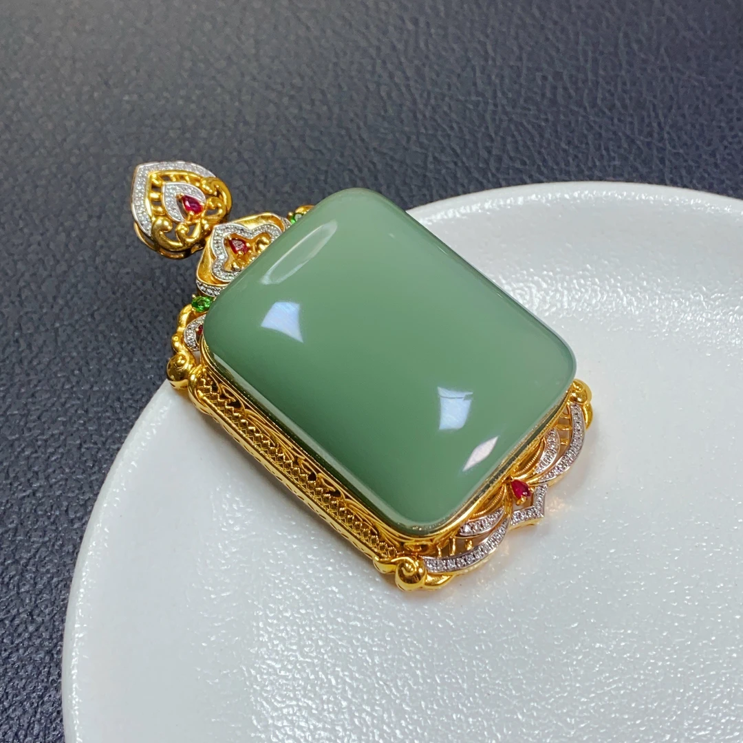 珍藏级精品和田玉18k金高色正粉青无事牌颈饰吊坠