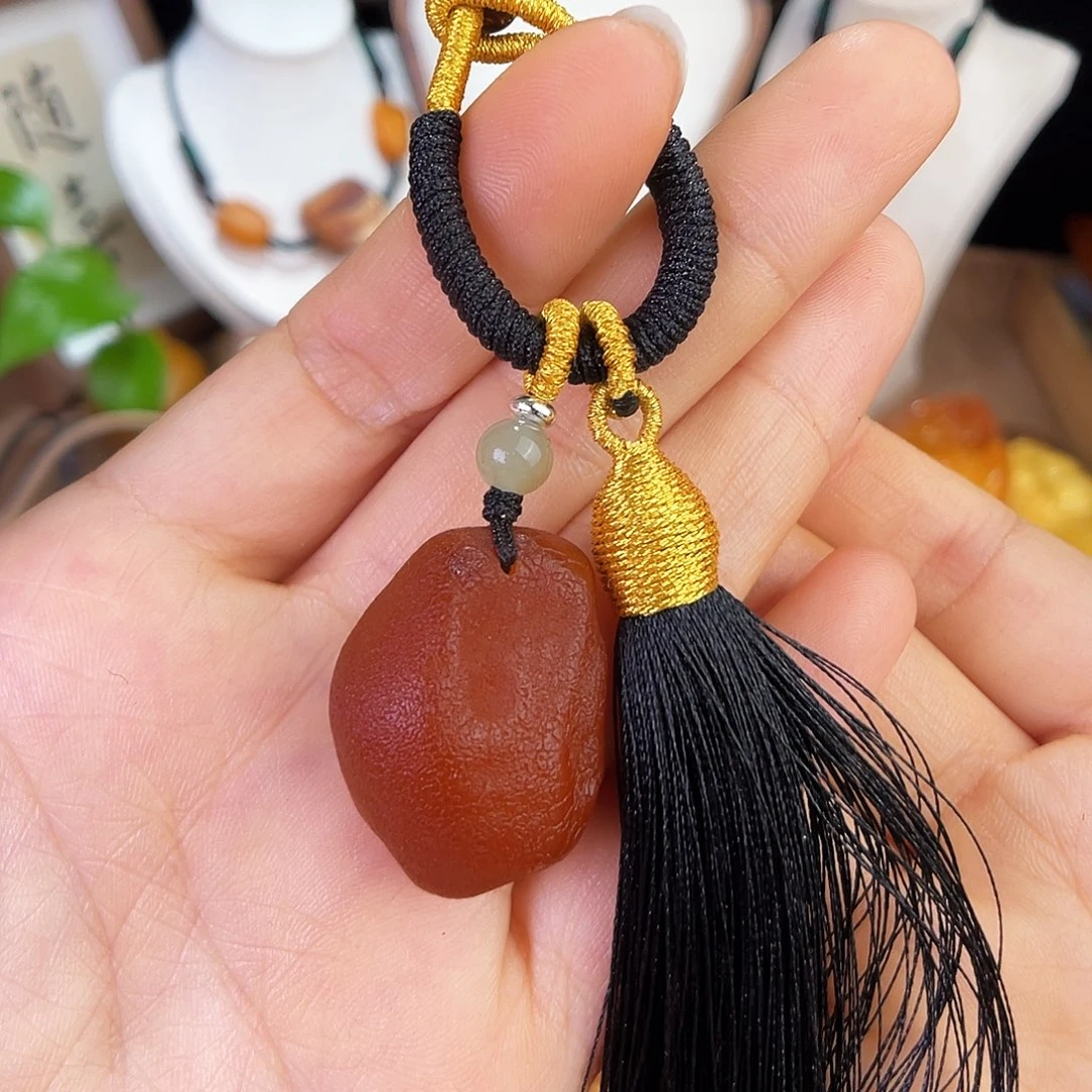 琥珀珠宝奇石未镶嵌。