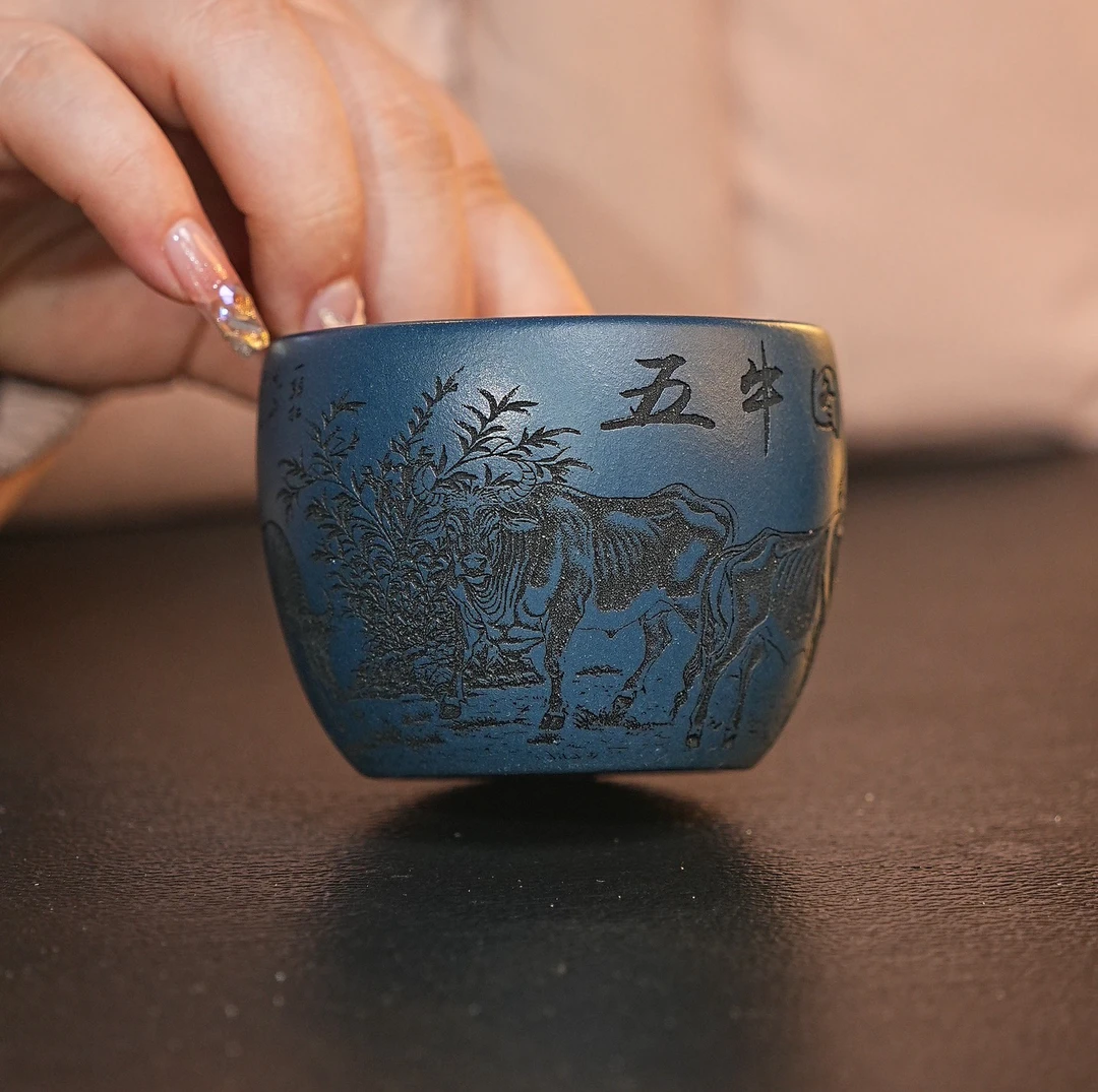 （新款）宜兴紫砂茶具原矿苏门答腊青泥料刻绘五牛图紫砂主人杯