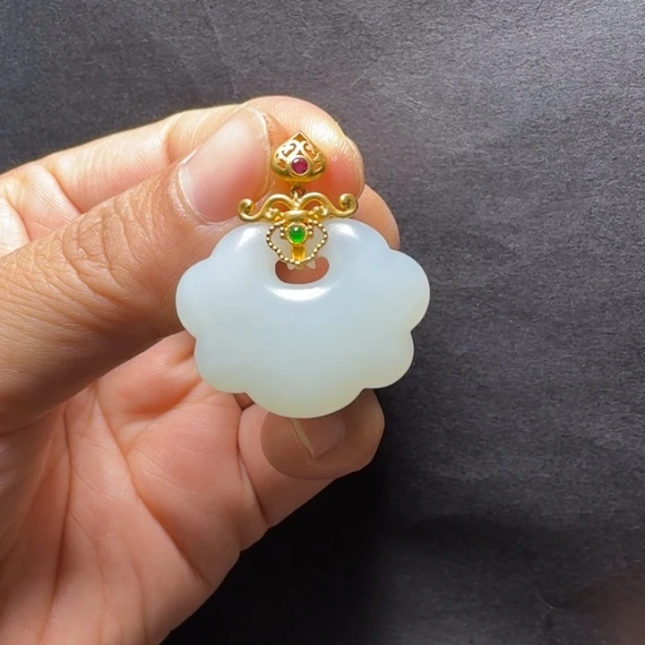 颈饰18K金镶嵌和田玉