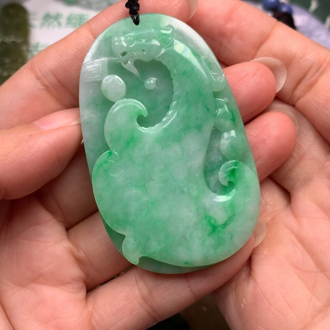 仪***感翡翠未镶嵌颈饰翡翠