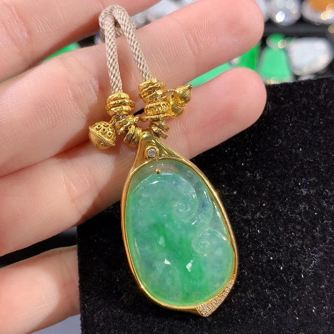 翡翠18K金镶嵌颈饰