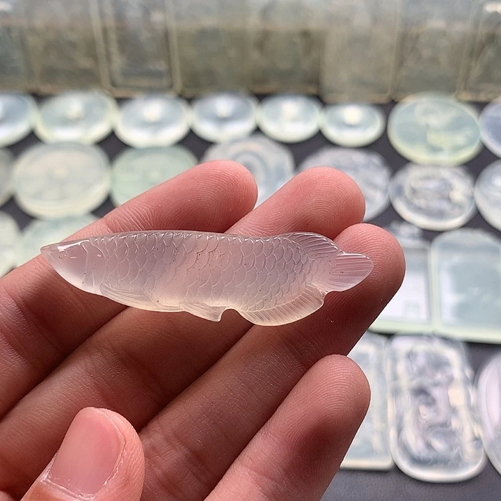 未镶嵌岫玉颈饰龙鱼