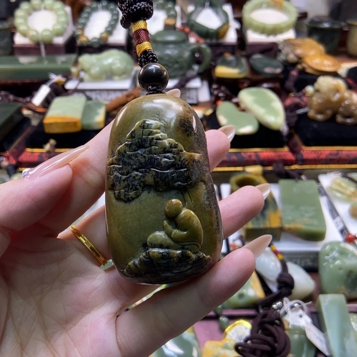 未镶嵌岫岩河磨玉（透闪石质玉）把件