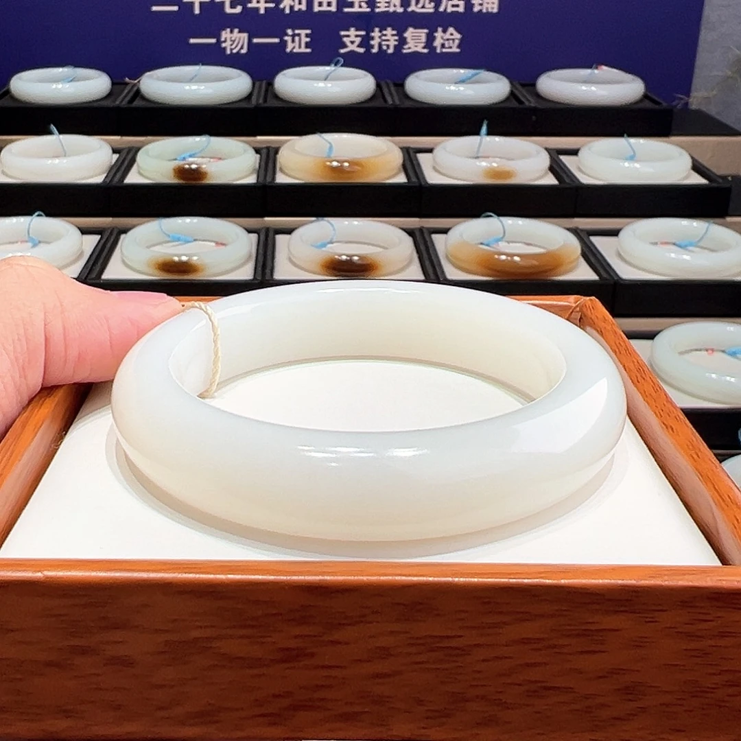 和田玉未镶嵌手镯