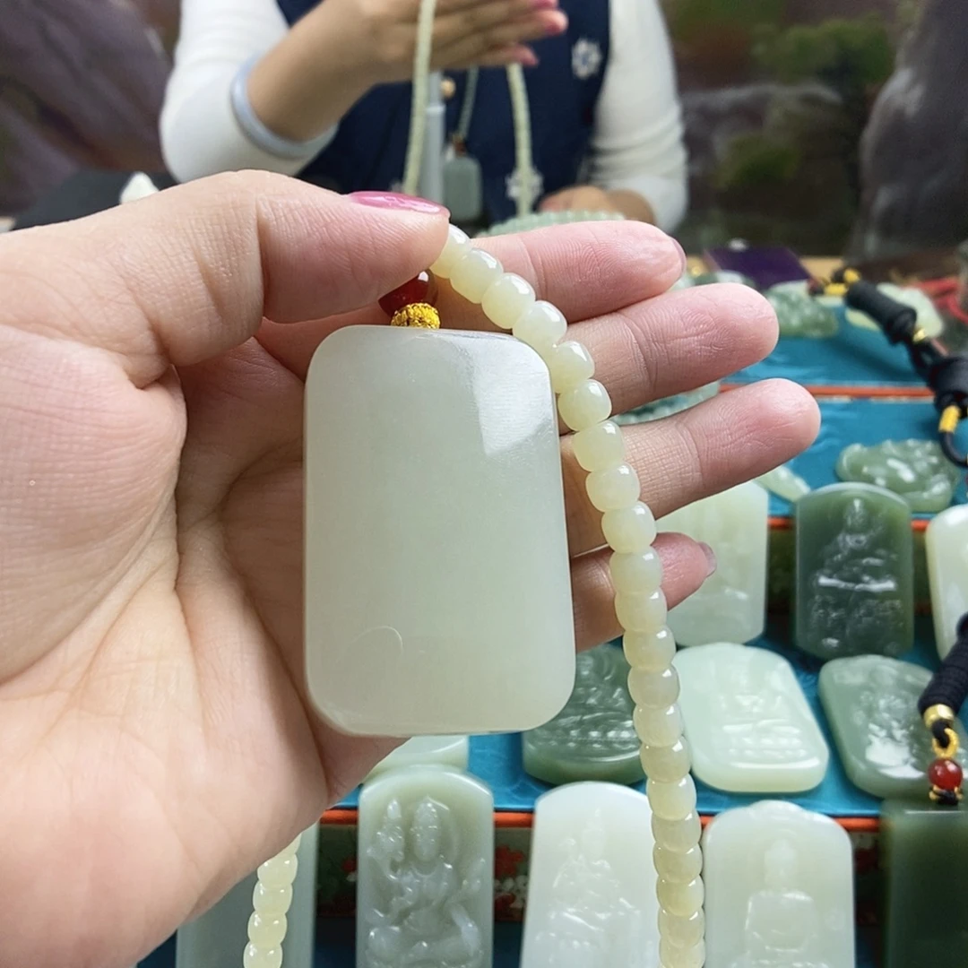 阿***明和田玉未镶嵌颈饰