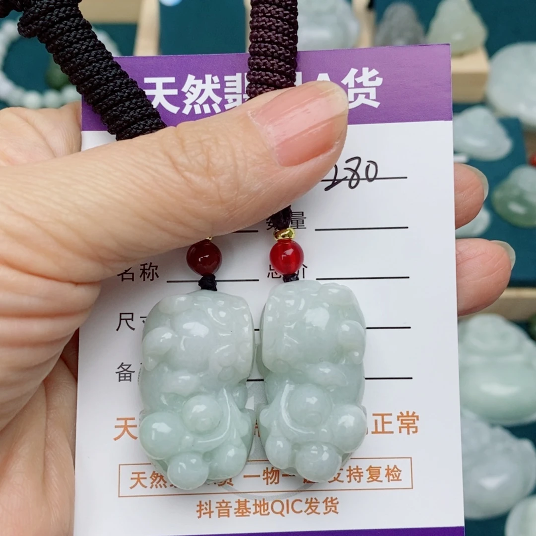 翡翠未镶嵌颈饰貔貅