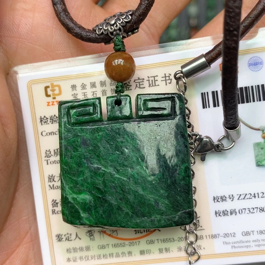 翡翠颈饰未镶嵌漂亮美眉