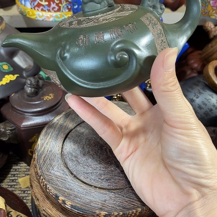 茶壶紫泥原矿泥料手工制作的一把紫砂壶。