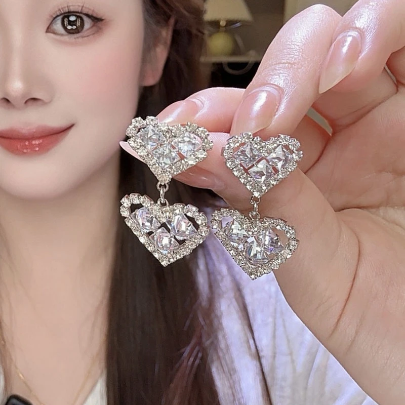 铜合金锆石耳饰 银色锆石爱心吊坠耳钉女气质轻奢设计感耳环