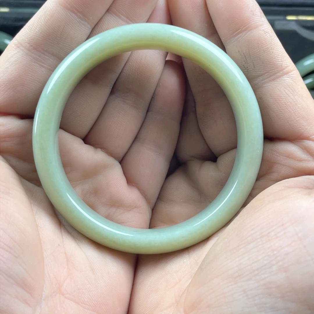 和田玉手镯未镶嵌馒**妈