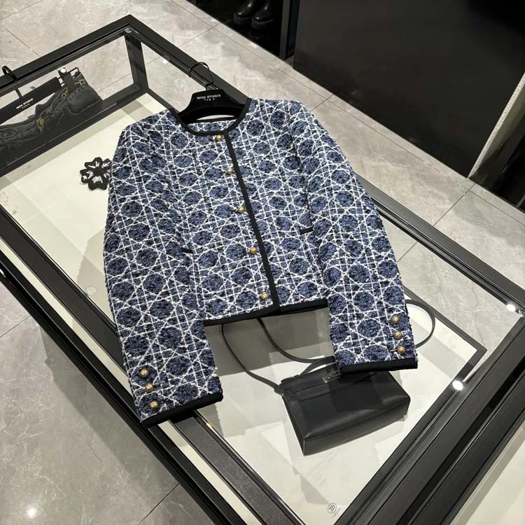 25年新款女装 时尚菱格圆领珍珠扣长袖黑边蓝色外套-25W011