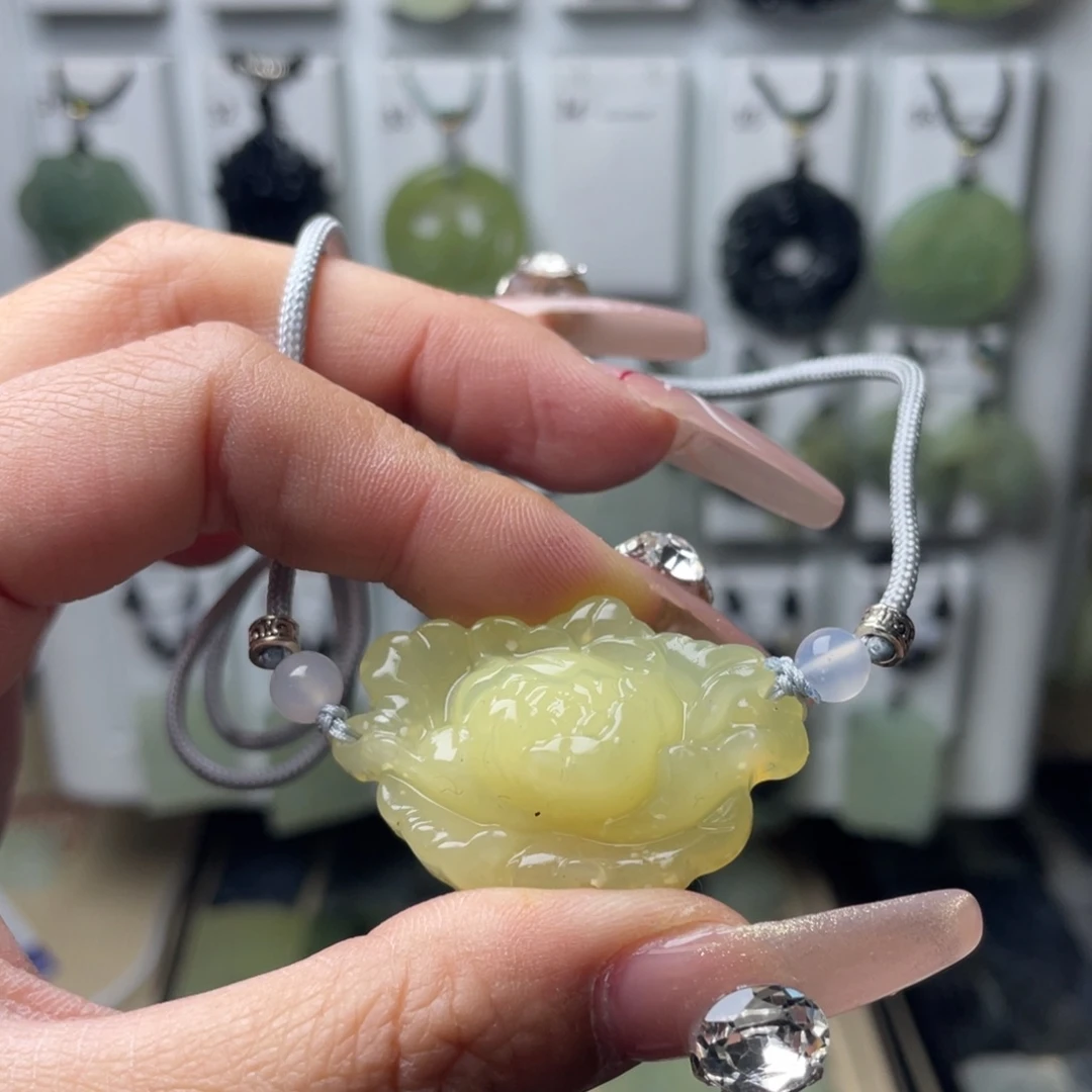 岫玉颈饰未镶嵌牡丹