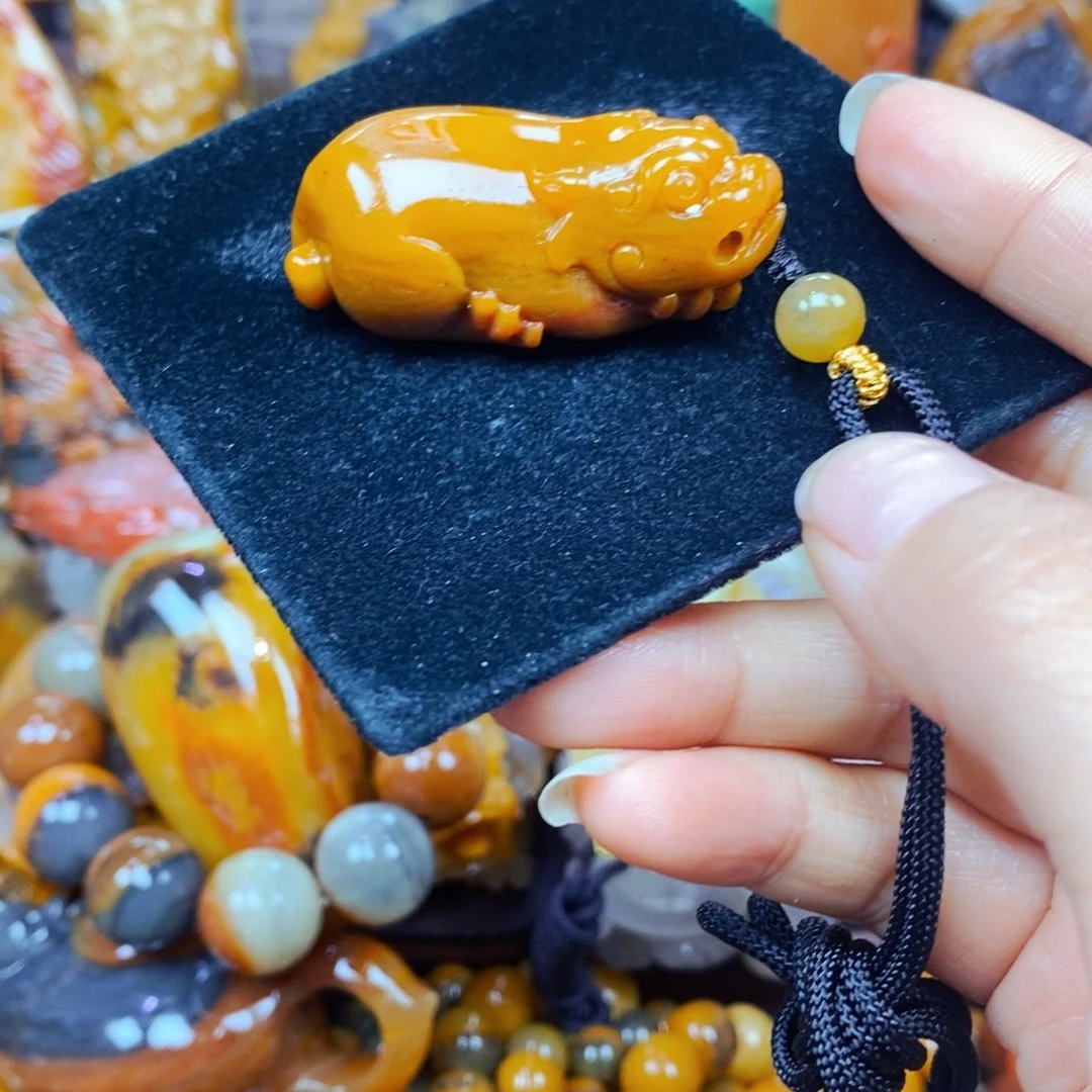 未镶嵌石英质玉（黄龙玉）颈饰
