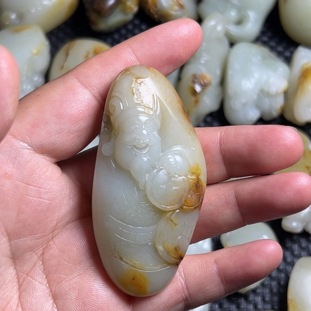 辛***巴和田玉未镶嵌颈饰