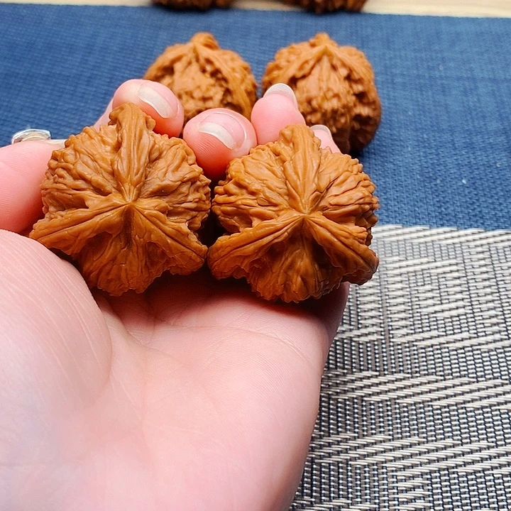 你***、文玩核桃吊坠三棱