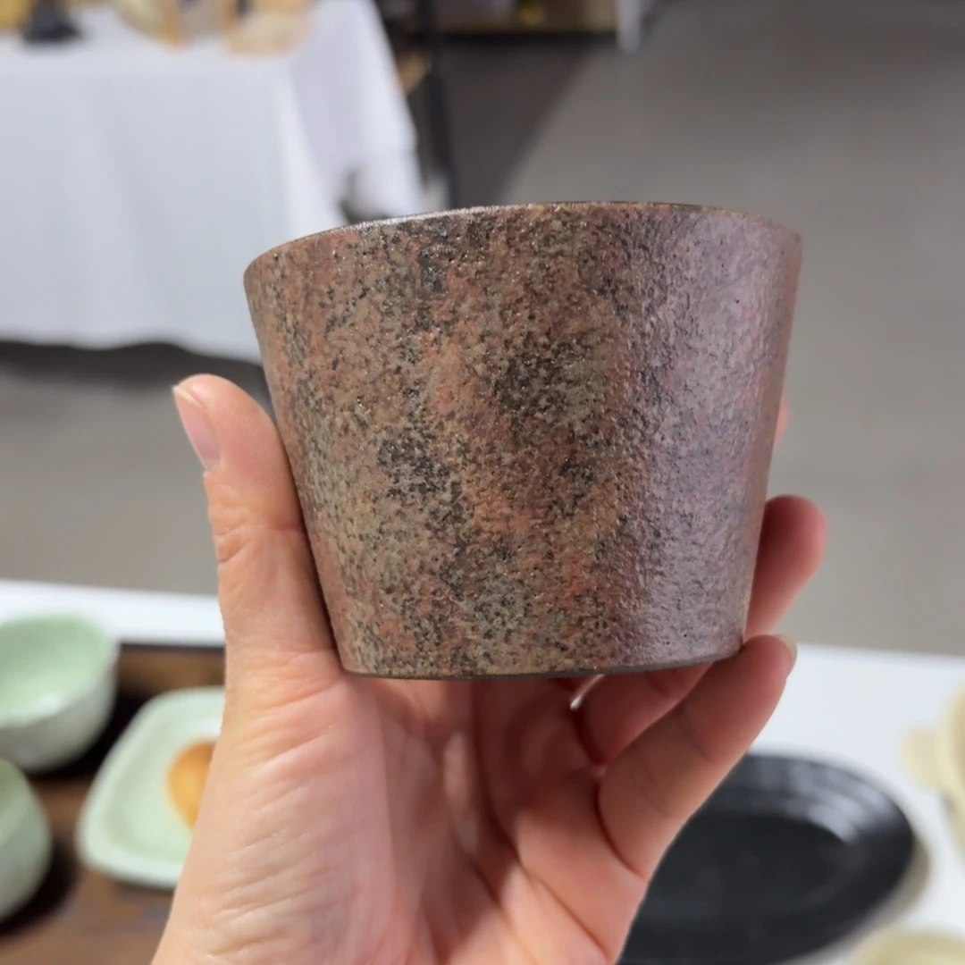 陶红棕油画手握杯