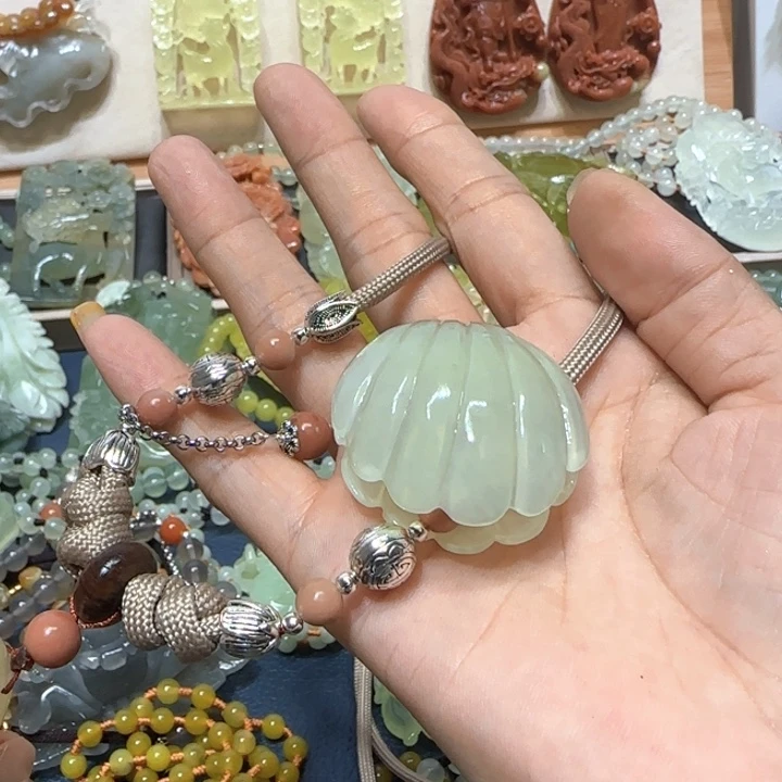 未镶嵌蛇纹石玉吊坠